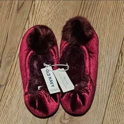 New Old Navy faux fur slippers with tags size 7.
Cash only.
Pickup in Santa Clarita,CA,91350.