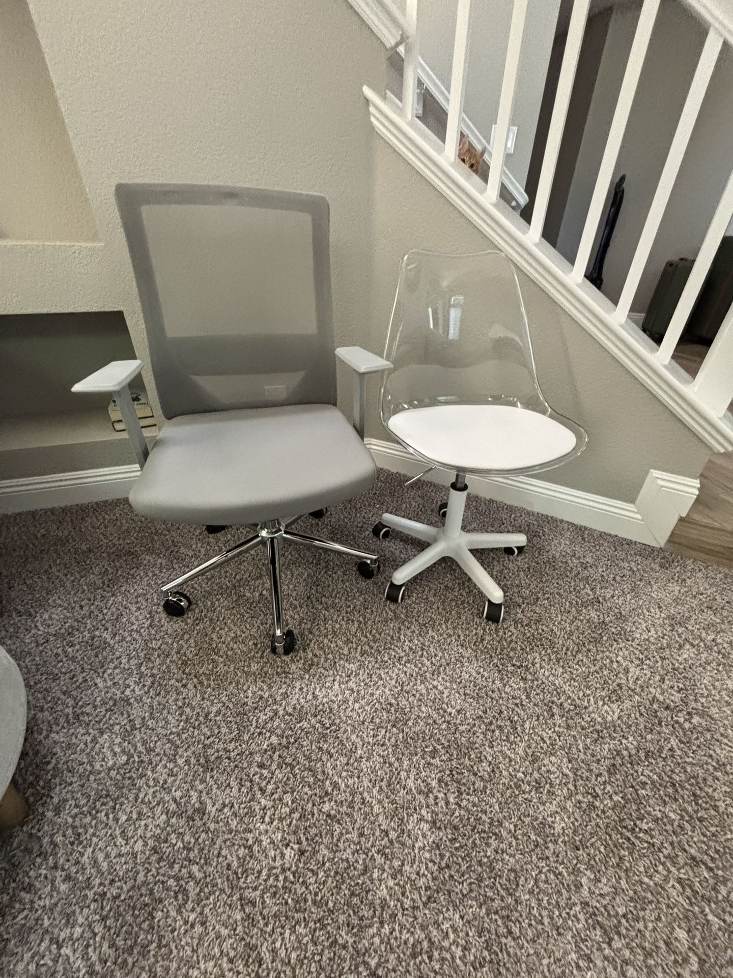 Modern Office Chairs – Excellent Condition, Like New!