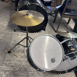 Small Kids Drum Set For Beginners Good Conditions 