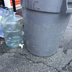 Gray Brute Trash Can 