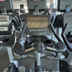 🔥 MULTIPLE LIFE FITNESS UPRIGHT BIKES (TOUCHSCREEN) FOR SALE 🔥
