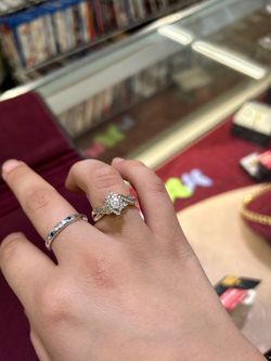 Oval shaped gold ring