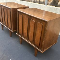 Mid Century Pair Of Nightstands 