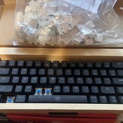 Diarya Keyboard With Extra Keycaps