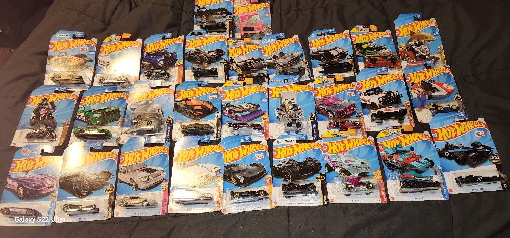 30 Hot Wheels
