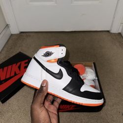 Jordan 1 Electro Orange Size 7 $75‼️