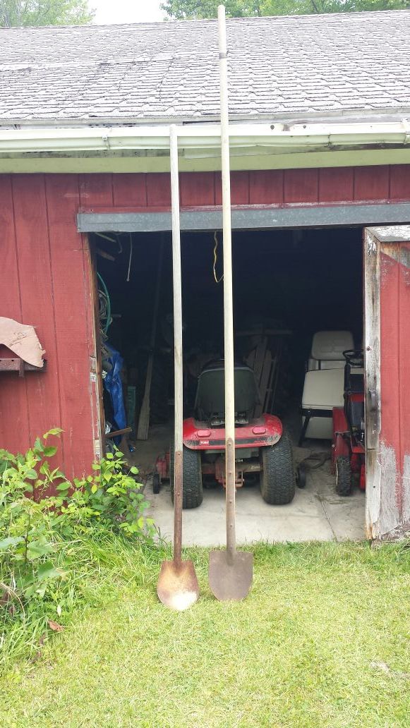 Vintage long shovels, 9th 10ft the other 9ft.