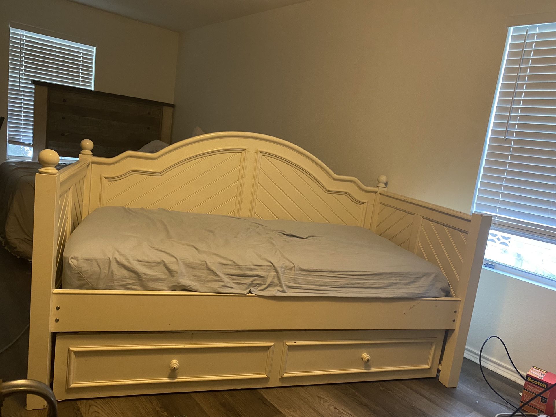 Solid Wood Twin Size Daybed With Trundle for Sale in San Antonio, TX