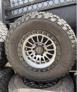 Rines nuevos 17*9 para Toyota Tacoma Chevy Silverado com llantas 285/70/17 Bfgoodich Ko2 con 80% de vida