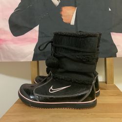 Nike Ellie Demi pink and black snow boots with pompoms   Size 7Y   preloved but in good condition. 