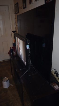 Onn 70in Roku Smart TV For Repair Or Parts 3 Years Old 