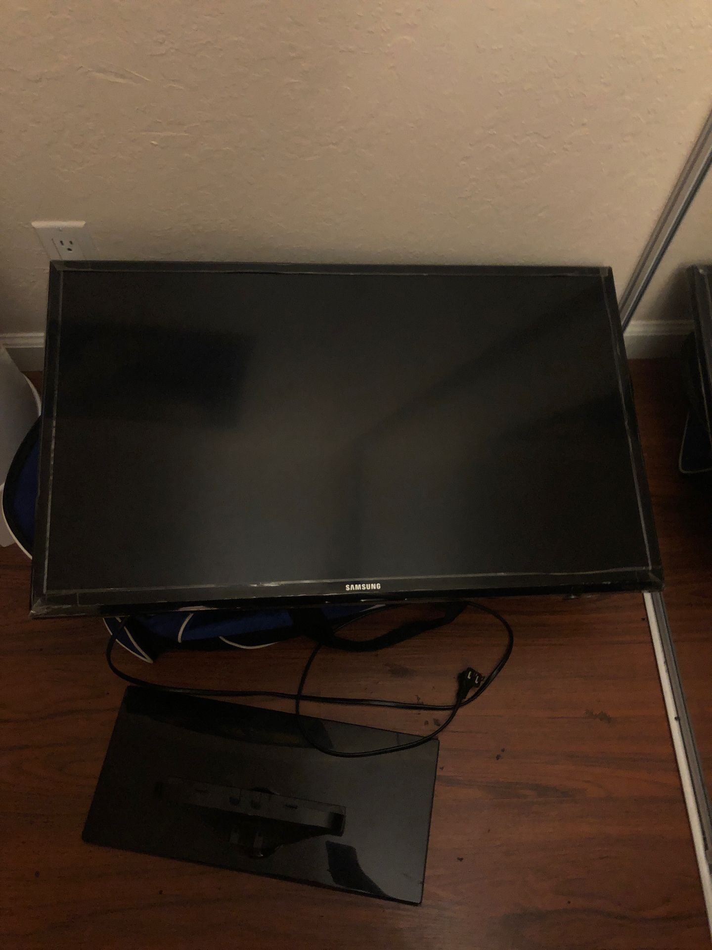 Samsung 32” flat screen w/ stand