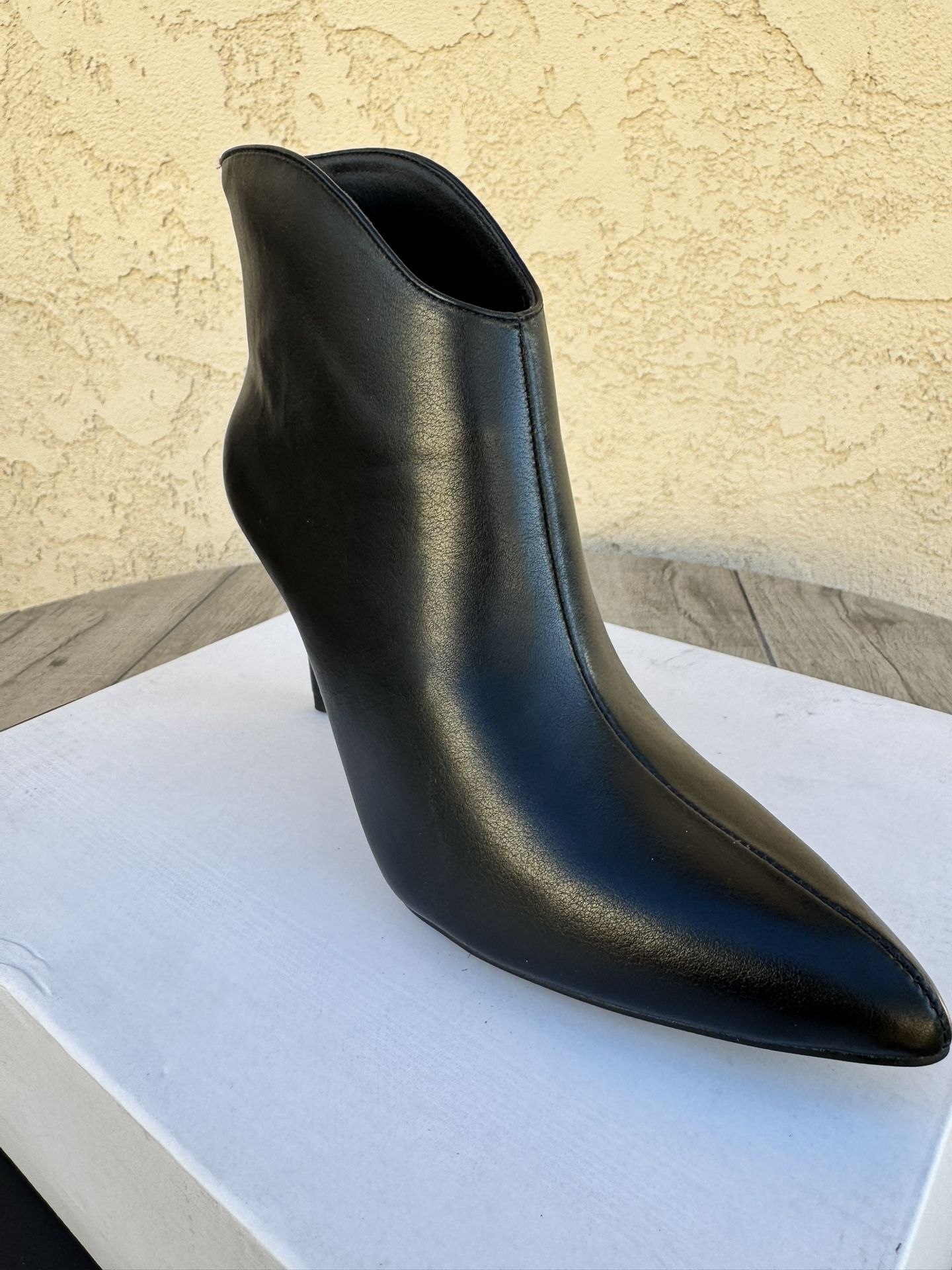 Halston Black Leather Shoe Booty 3’ know Kitten Heal