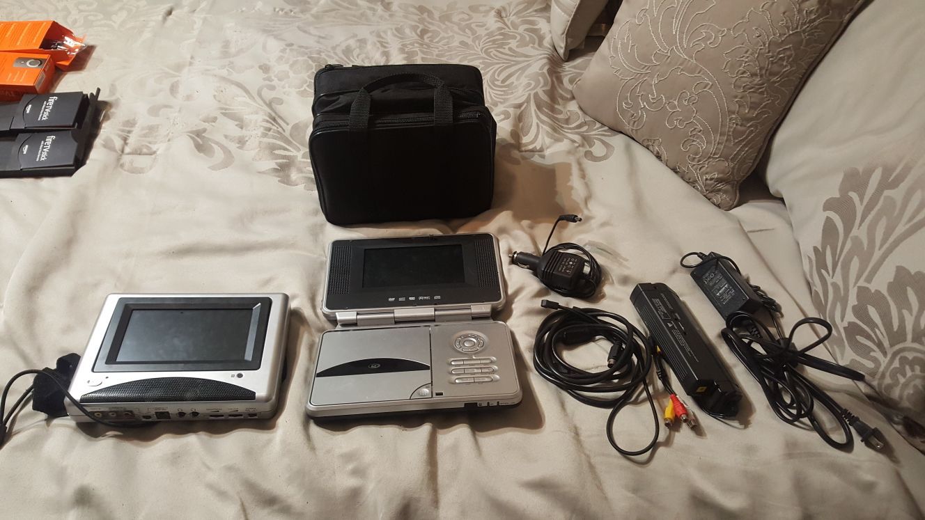 Durabrand PVS 1966 Dual DVD PLAYERS / 2 Screens Portable / Car DVD / CD Player