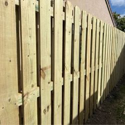 Wood Fence Abrimos De Lunes a Domingo 