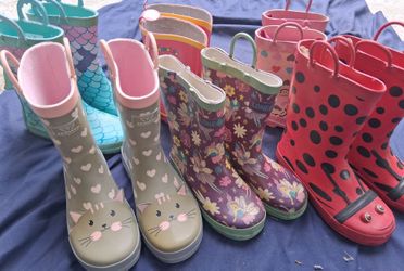 Rain boots for girl prices go from $5 and $10 see size on photos Slauson ave /western price vary per item