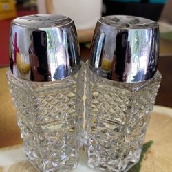 Vintage Glass Salt And Pepper Shakers With Plastic Top ( Wexford , Anchor Hocking ) 