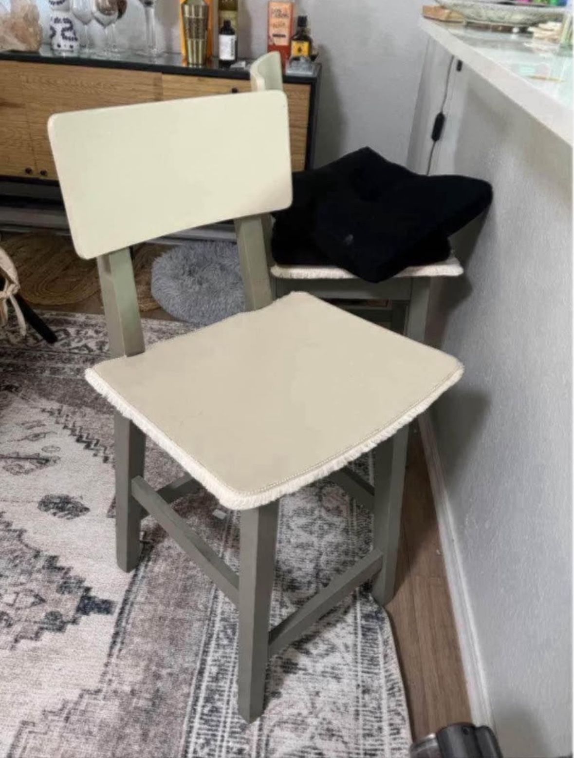 LOW PRICE MOVING- STUNNING COUNTER HEIGHT BAR STOOLS