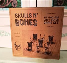 Skulls and Bones Tic-tac-toe shot glasses game set