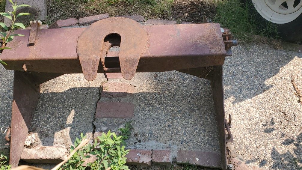 FIFTHWHEEL HITCH