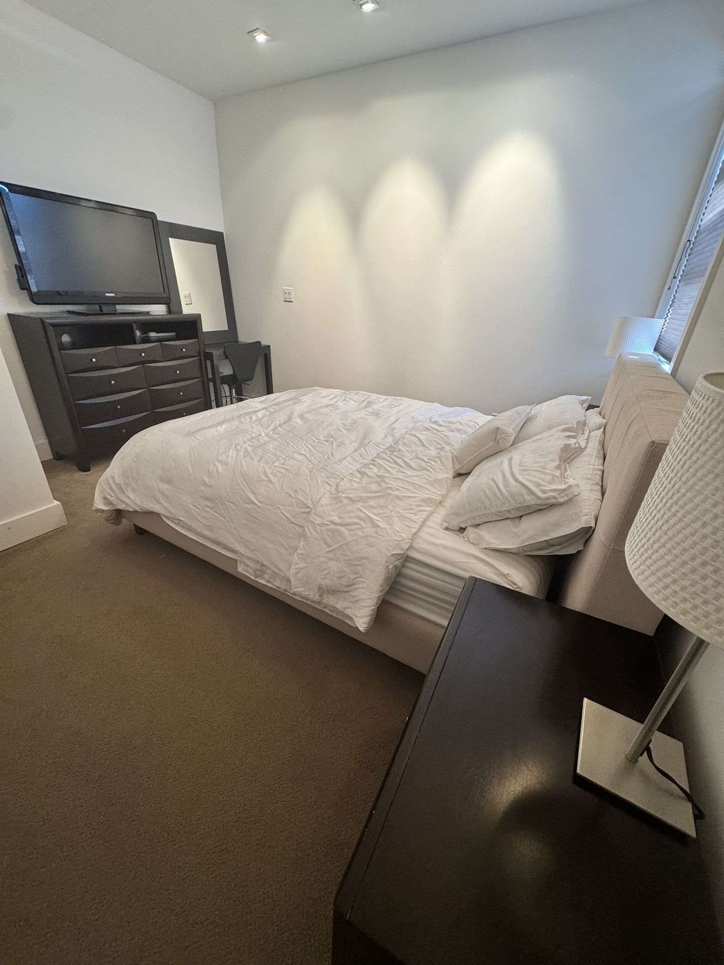 Avetex Bedroom Set, 2 Nightstands & Media Console