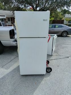 Frigidaire Top Freezer Bottom Refrigerator 30 Wide 68 H 