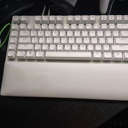 Razer Black Widow V4 (White Edition) 100% keyboard(with wrist rest)