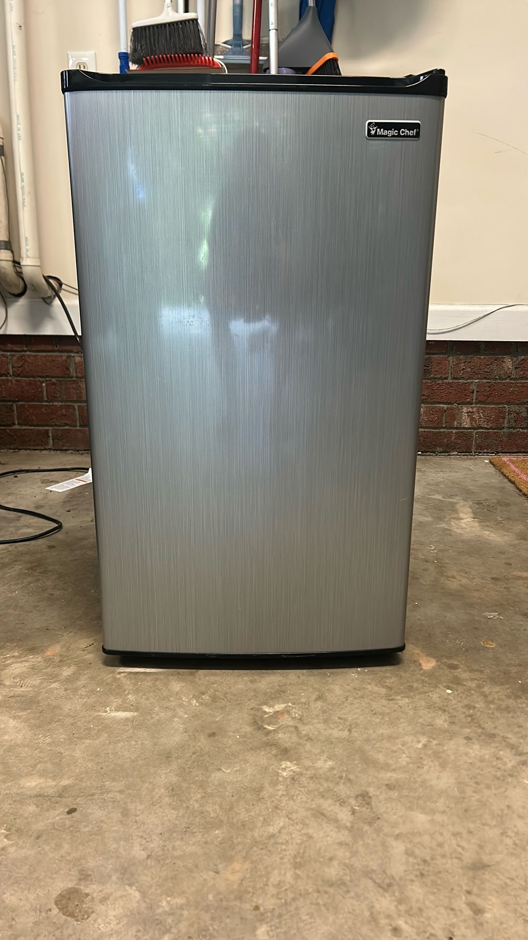 Magic Chef Mini Fridge – 3.5 cu ft – Like New – $80