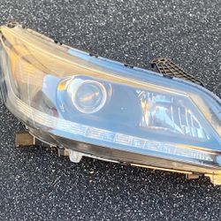 13-15 HONDA ACCORD RIGHT PASSENGER SIDE HEADLIGHT $60