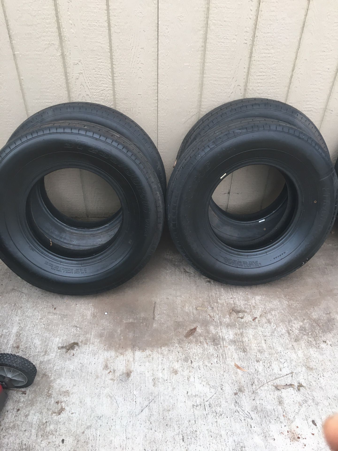 Trailer tire 235 80 r16 80 psi used one day almost new