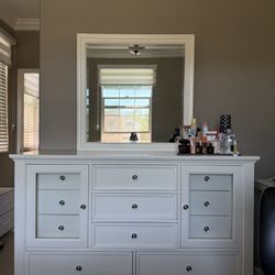 Dresser With Mirror