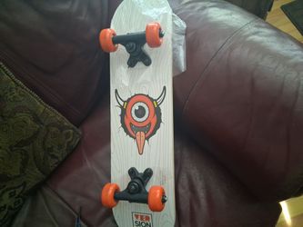 Skateboard  /VERSION/SKATE  CO.