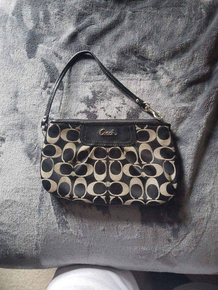Coach Wristlet (REAL) black and tan In color