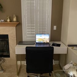Black Office Chair Like New. Adjustable Height & Swivel 