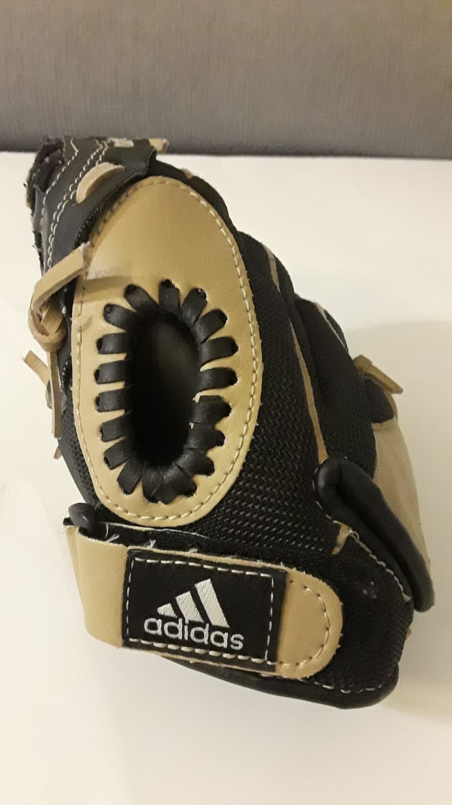 ADIDAS Baseball Glove. 9.5" TS 9500SD Eazy Close. Left handed.