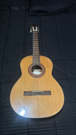 Guitar with built in tuner