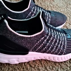 Nike Phantom Run 2
Men's Road Running Shoes
10