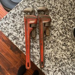 Dual Rigid 14in pipe wrenches 