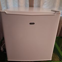 Sunbeam mini fridge