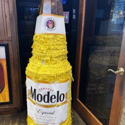 Giant Modelo Piñata 