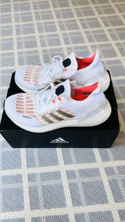 Women’s Adidas UltraBoost Tennis Shoes!! (Size: 7)