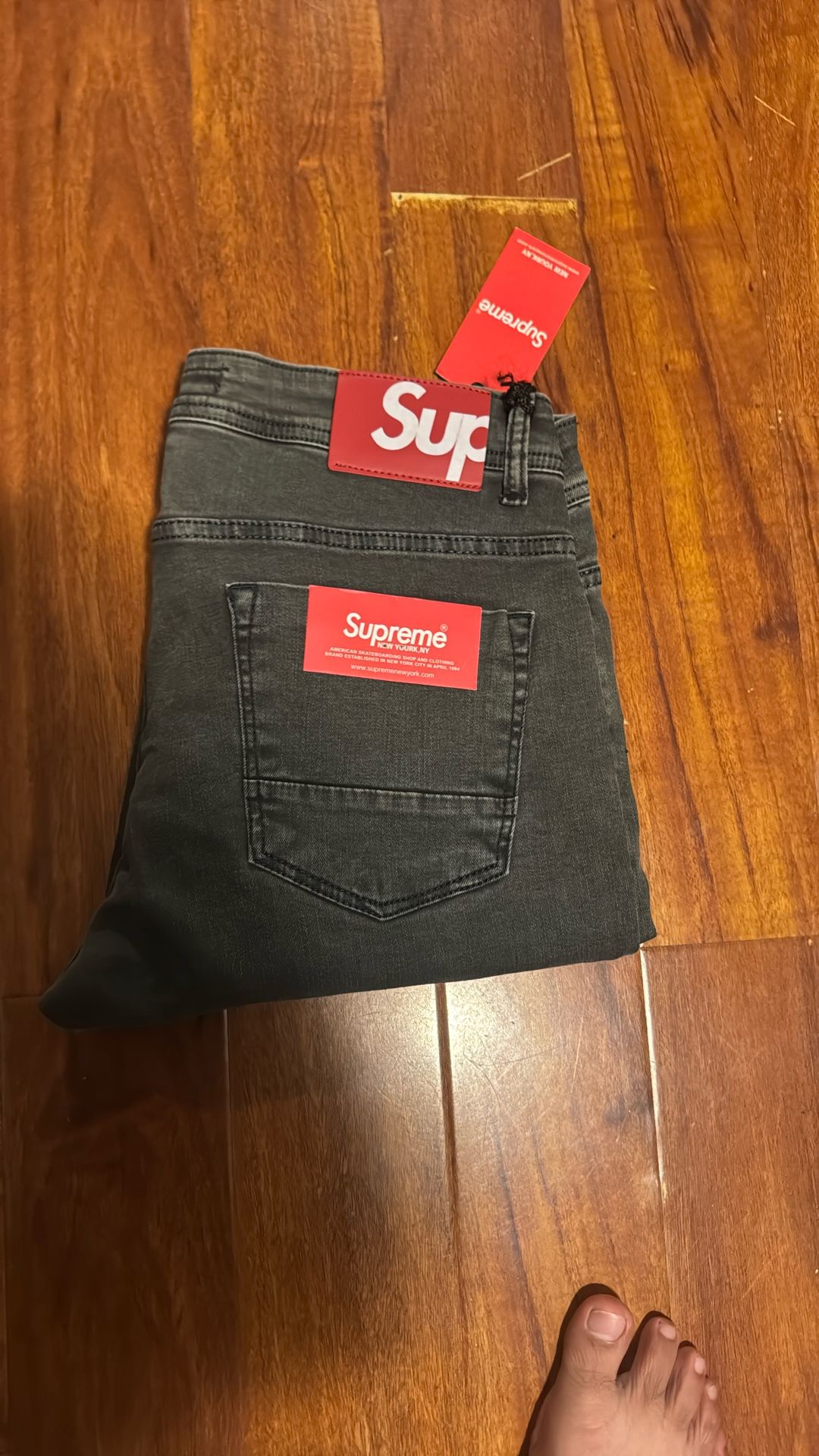 SUPREME MENS JEANS 34X34