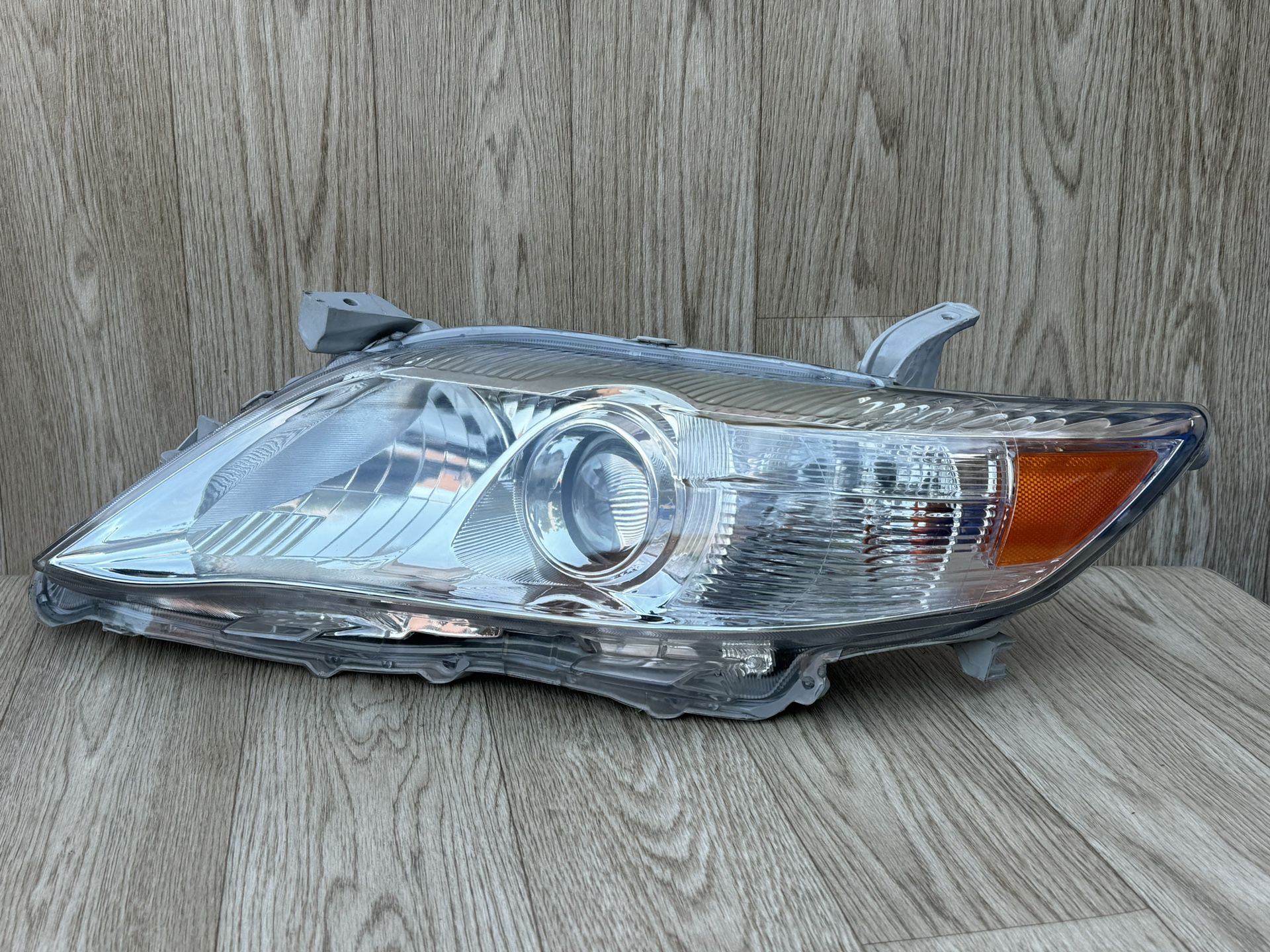2010 - 2011 Toyota Camry Headlight - DRIVER SIDE / LEFT 