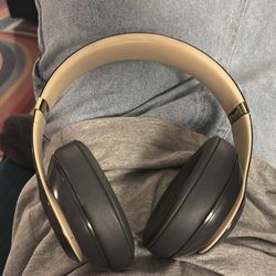 Beats Studio 3 headphones fully working need gone