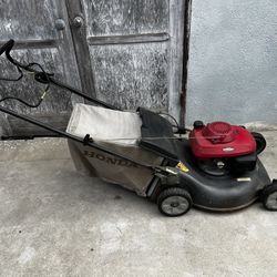 Honda Harmony HRR 216 Lawn Mower