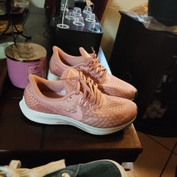 Lady Nikes