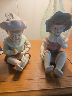 2 ceramic figurines