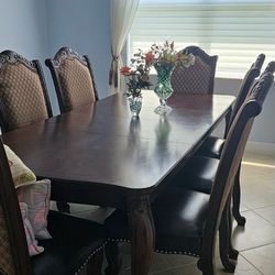 BEAUTIFUL  DINING TABLE WITH 8 CHAIRS