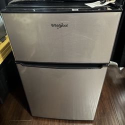 Mini Fridge *Great For College Dorming