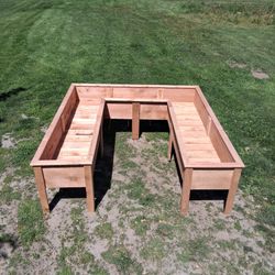 Cedar raised planter / garden bed